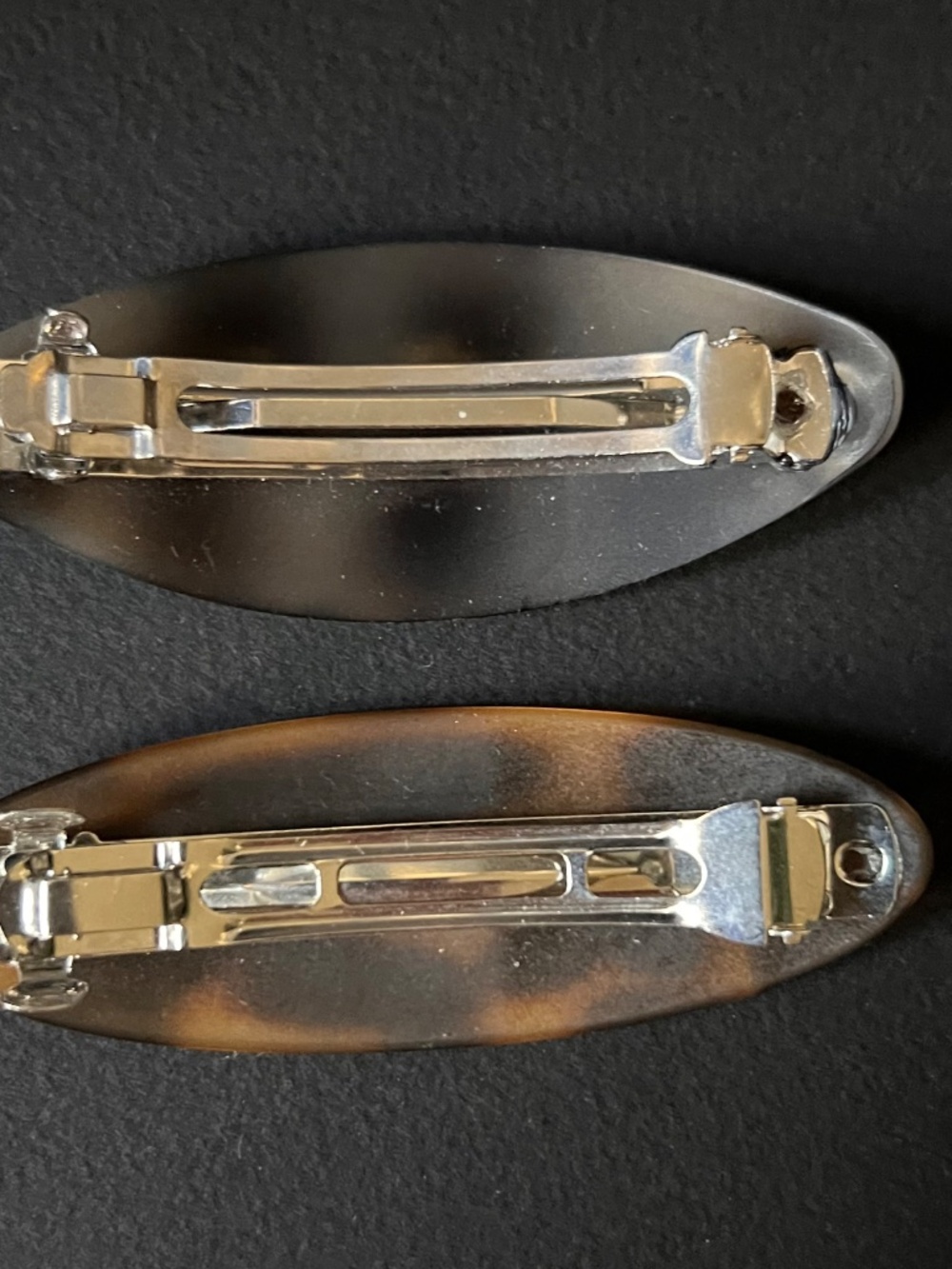 Pair of Oval Tortoise Pattern Hair Barrettes - Picture 3 of 3